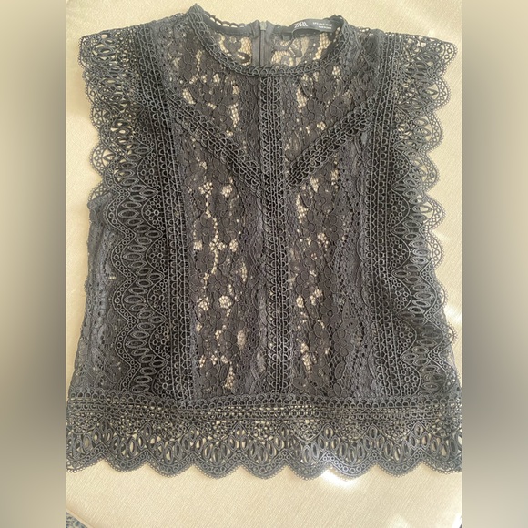 Beautiful black lace blouse with scalloped edges from Zara - Picture 5 of 6